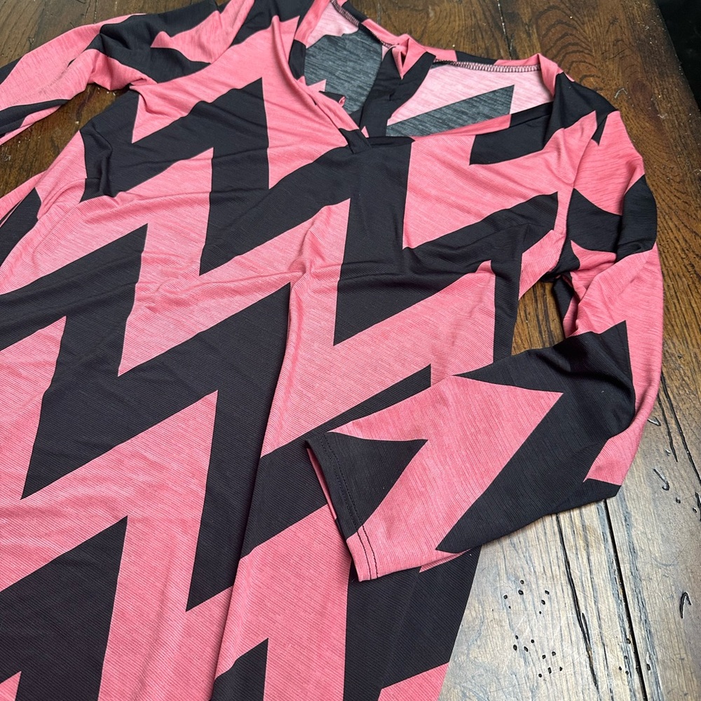 NWOT Pink/Black Chevron Dress -L‎